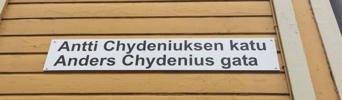 Uudessa kyltissä Antti Chydeniuksen kadussa on tarpeeksi välilyöntejä.