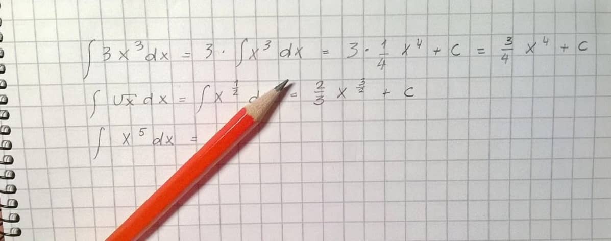 Matemaattisia yhtälöitä ruutupaperilla.