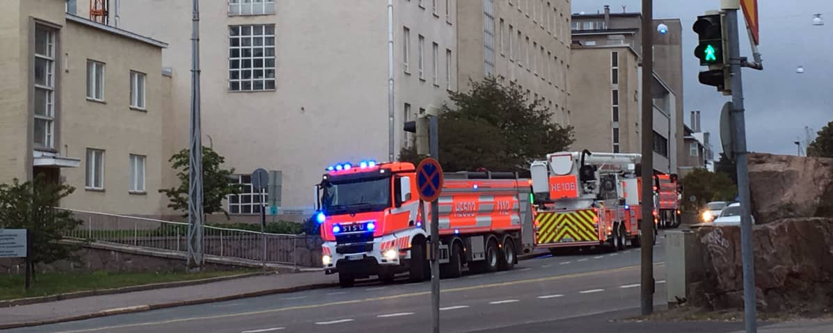 Paloautoja Naistenklinikalla.