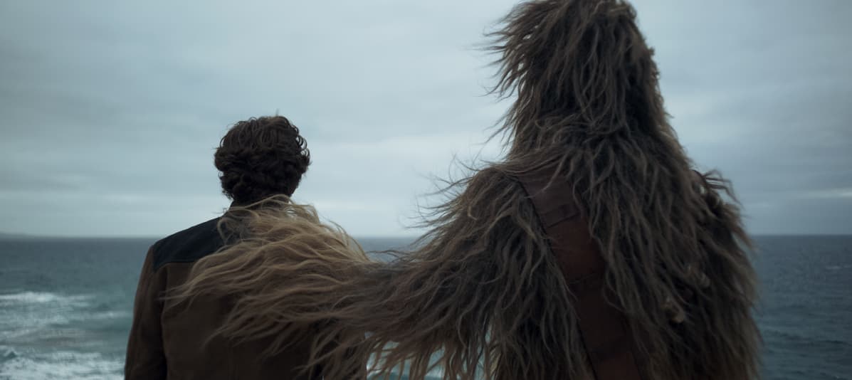 Alden Ehrenreich esittää Han Soloa ja Joonas Suotamo on Chewbacca.
