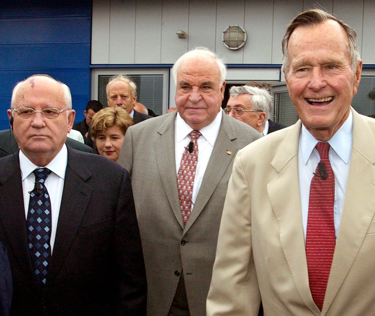 Gorbatšov ja Kohl vakavailmeisinä, Bush virnistää.