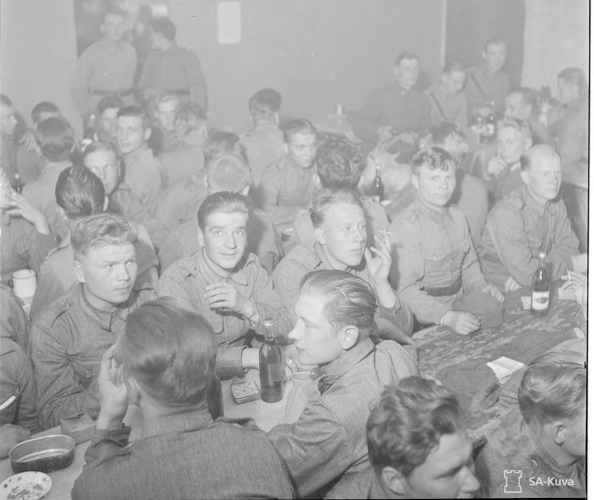 Sotilaat nauttimassa 4.6.1942 Mannerheimin syntymäpäivän kunniaksi tarjottua leikattua konjakkia.