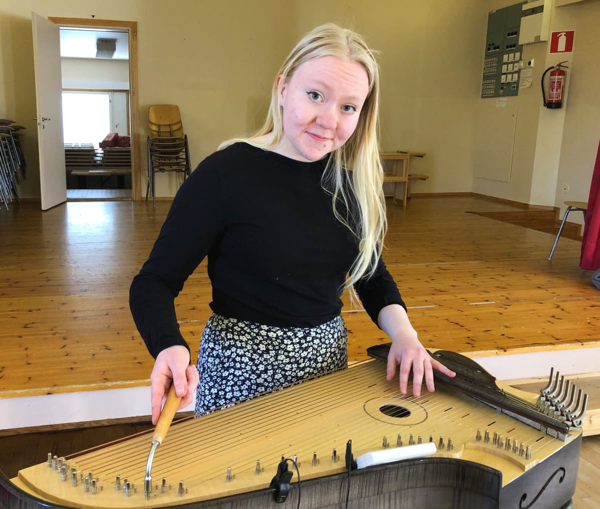 Eveliina Virtanen virittää kanteletta Luopioisten seuratalolla.