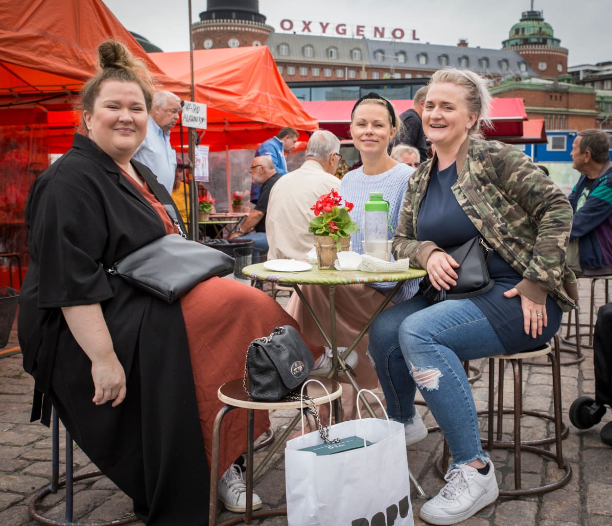 Hanna Vehkalahti, Tiina Haahtavirta ja Anna Airikkala-Eghagihara Hakaniemen torilla Helsingissä.