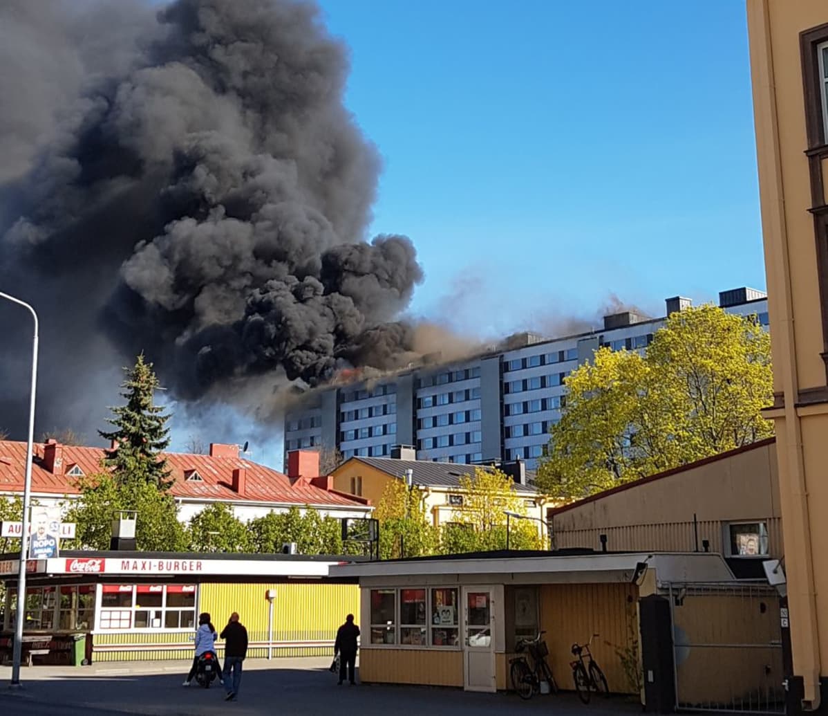 Keskuskartano palaa Porissa.