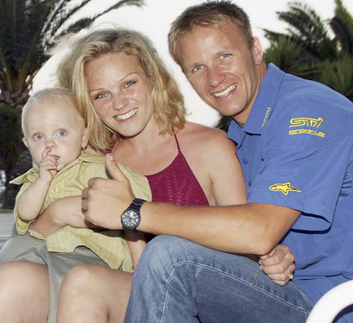 Kaksivuotias Oliver Solberg, äiti Pernilla Walfridsson Solberg ja isä Petter Solberg vuonna 2003.