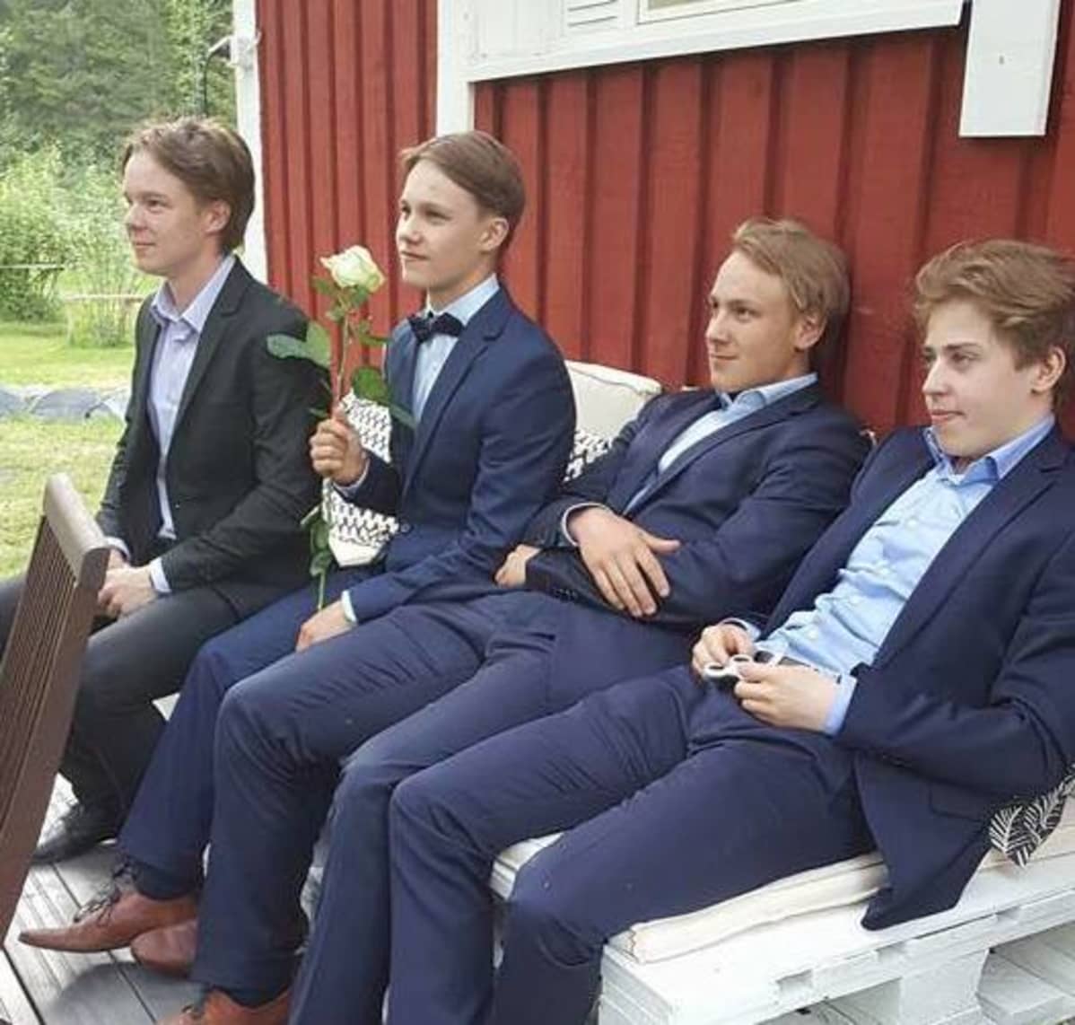 Eetu Randelin, Veikka Hahl, Mikko Kokkonen ja Leevi Aaltonen siviilissä.