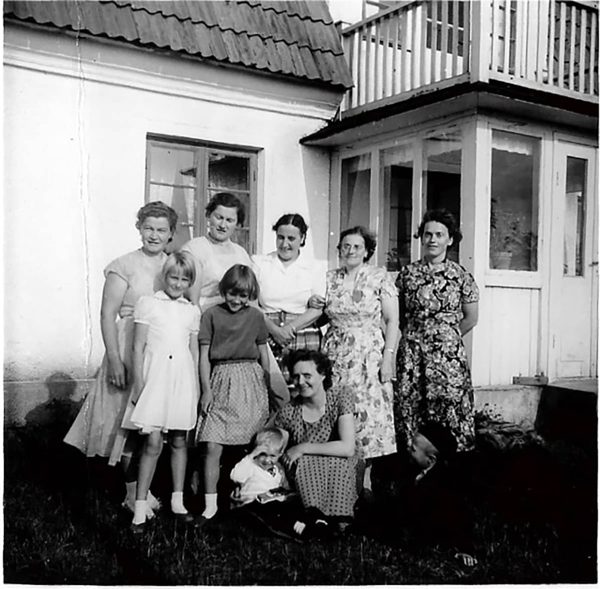 Suomalaisvaimoja lapsineen Selma Kalströmin talon edustalla.