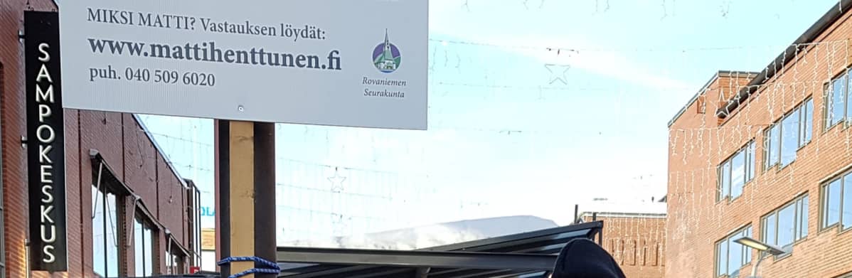 Kansanedustajaehdokas Matti Henttusen (kok.) mainoksessa on luvattomasti Rovaniemen seurakunnan nimi ja logo.