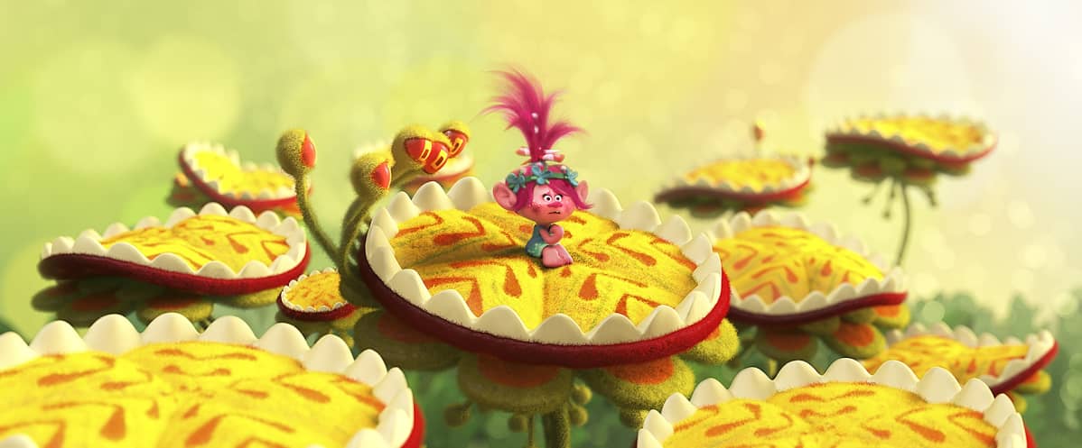 Trolls-elokuvan lehdistökuva, jossa trolli istuu kukalla.
