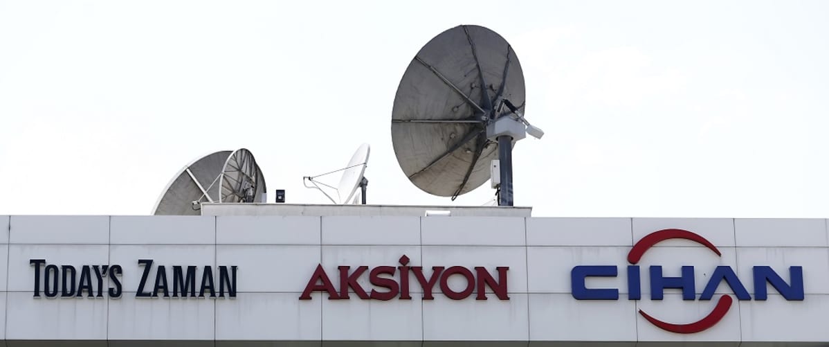 Rakennuksen pääty, satelliitteja ja nimet: Todays Zaman, Aksivon ja Cihan.