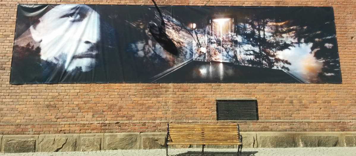 Marja Pirilän taidevalokuvia Plevnan seinässä