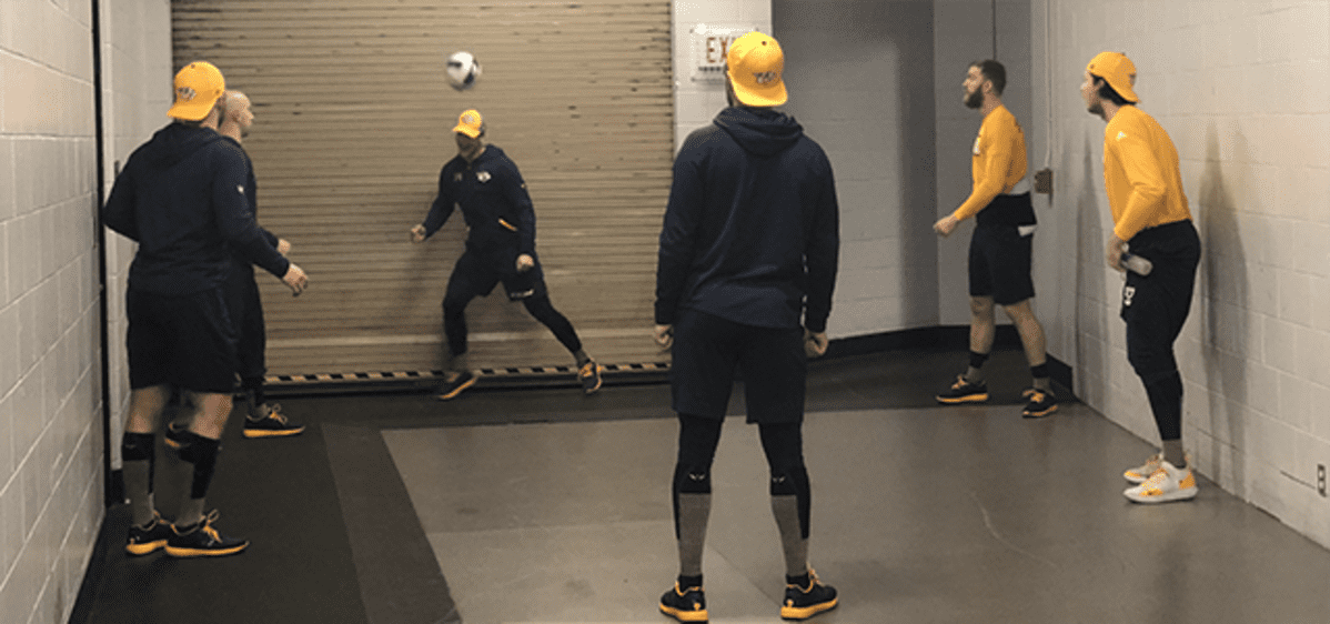 Nashvillen NHL-pelaajat lämmittelevät jalkapalloilemalla.