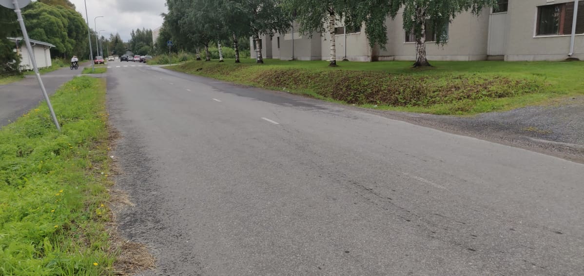 Rajavartiolaitoksen käytössä ollut vuokra-auto oli parkkeerattu kadun varteen Tornion Aarnintiellä.