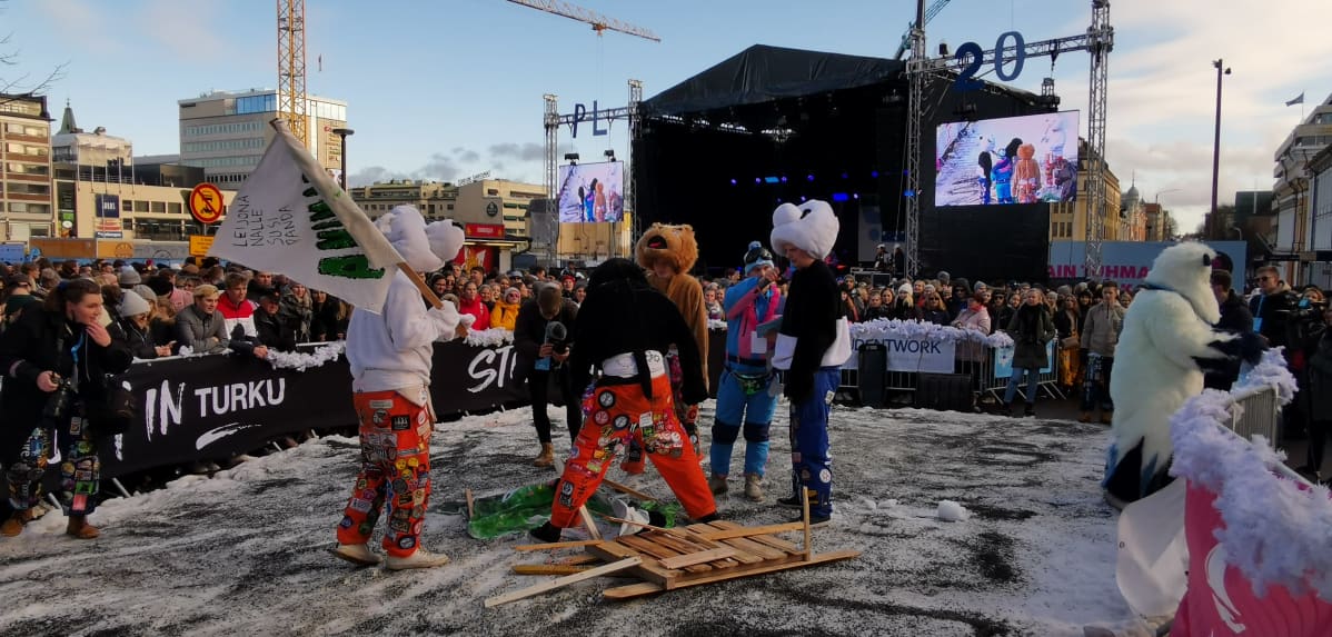 Pikkulaskiaisen viettäjiä Turussa 2020.