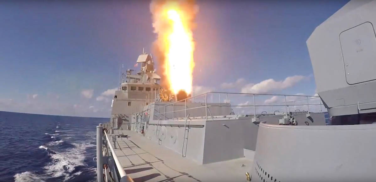 Venäläinen hävittäjäalus Admiral Grigorovich ampuu risteilyohjuksia Syyrian 