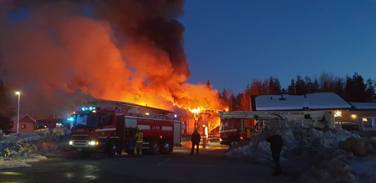 Suomen Akkujen halli palaa Rovaniemellä 11.4.2019.