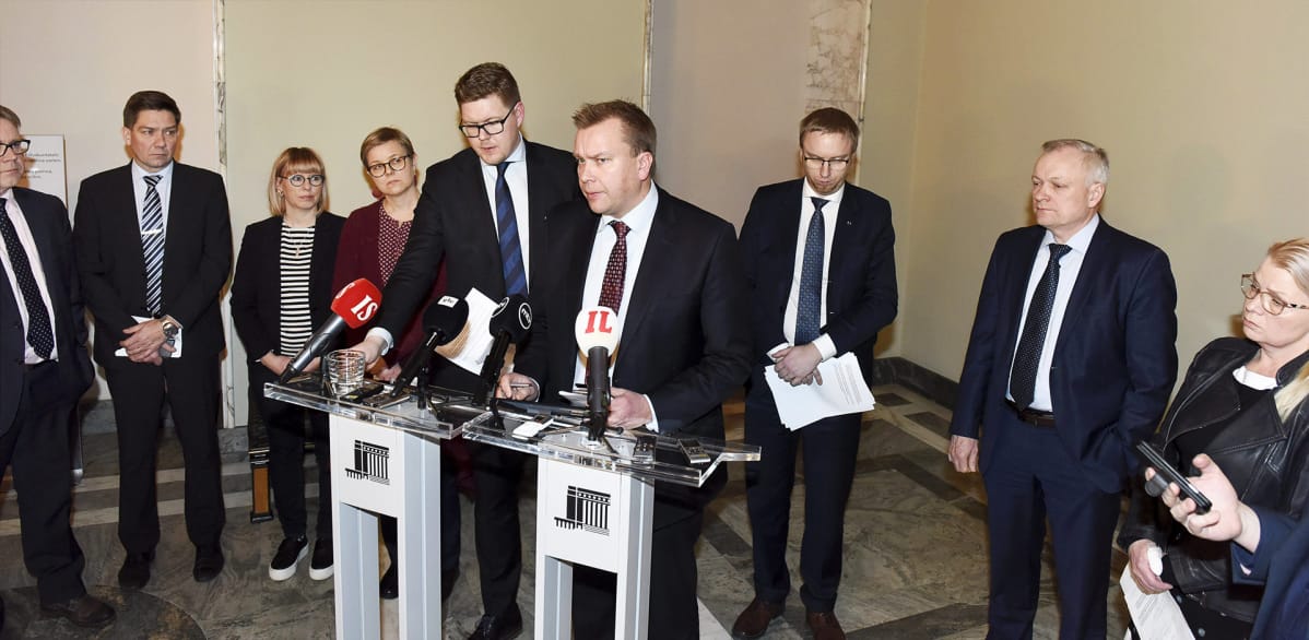 Peter Östman, Thomas Blomqvist, Aino-Kaisa Pekonen, Krista Mikkonen, Antti Lindtman, Antti Kaikkonen, Simon Elo, Kalle Jokinen ja Leena Meri eduskuntaryhmien puheenjohtajien tiedotustilaisuudessa Oulun ja Helsingin seksuaalirikosepäilyjä käsittelevän kokouksen jälkeen.