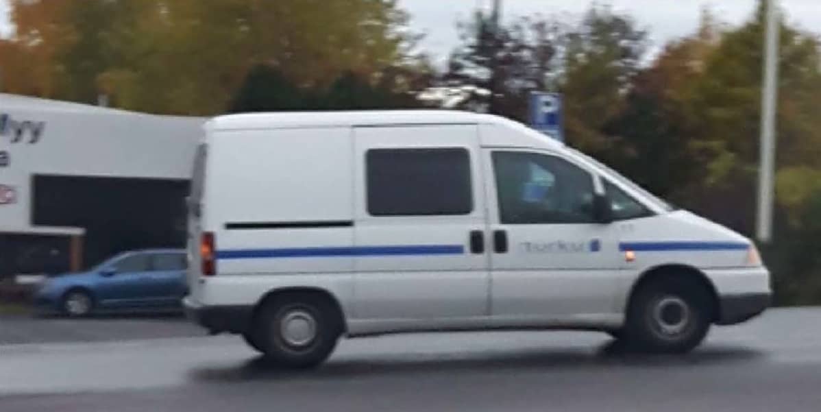 Poliisin seuraama raha-auto.