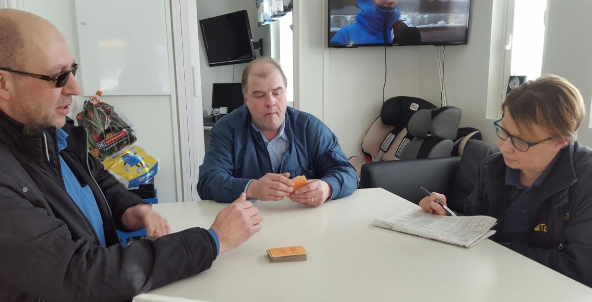 Kuusamon taksiasema. Matti Pohjola, Teppo Lehto, Eija Siikaluoma.