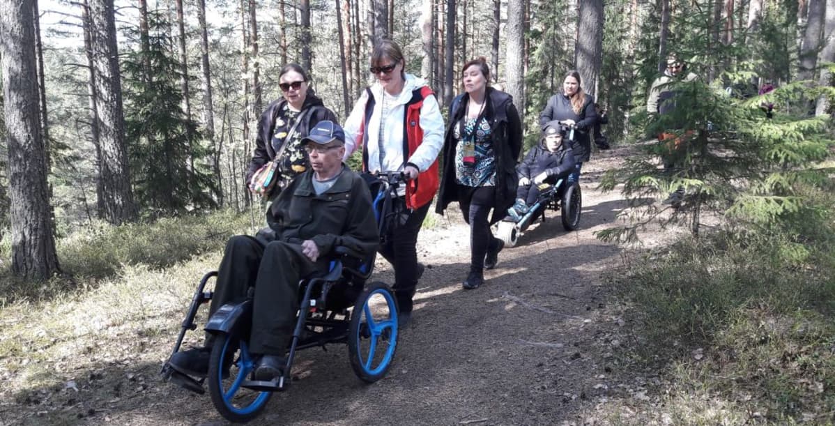 Pyörätuolilla metsäretkellä.