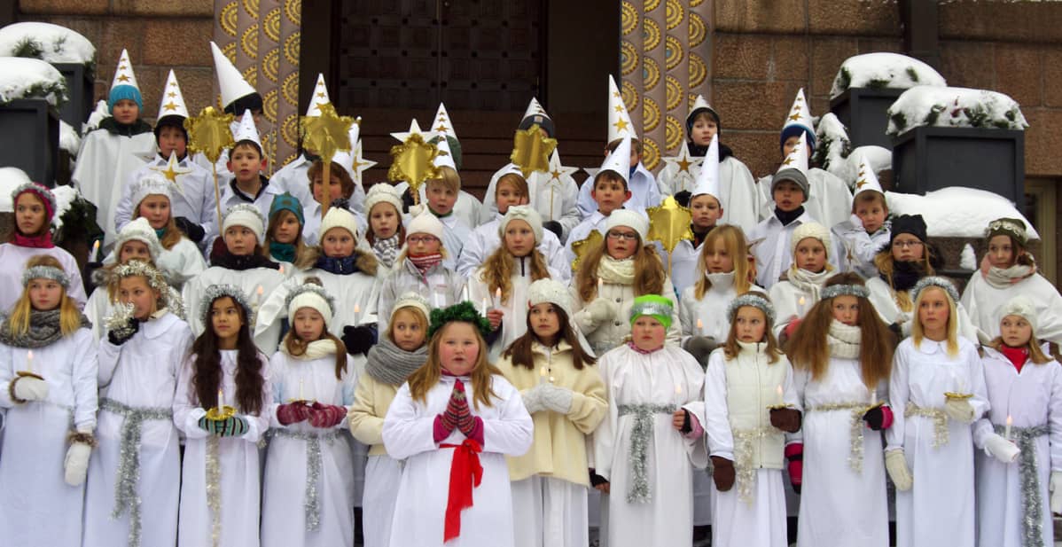 Lucia-kuoro Lahden kaupungintalon portailla