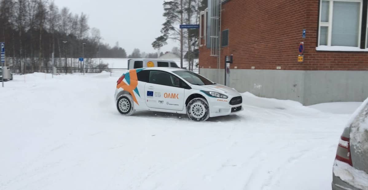 Oulun ammattikorkeakoulussa valmistetun ralliauton prototyyppi Ammattikorkeakoulun pihalla Kortkantiellä.