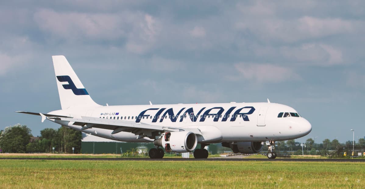Finnairplan landar i Schiphol i Amsterdam.