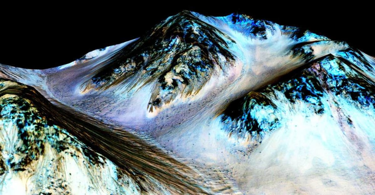 Tietokoneen avulla paranneltu kuva Mars-planeetan pinnasta, jossa näkyy merkkejä mahdollisesti hyvin suolaisesta vedestä.