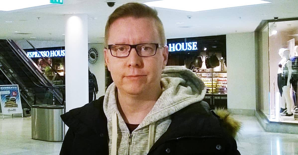 Ano Sirppiniemi kauppakeskuksen käytävällä, taustalla vaateliike ja kahvila.