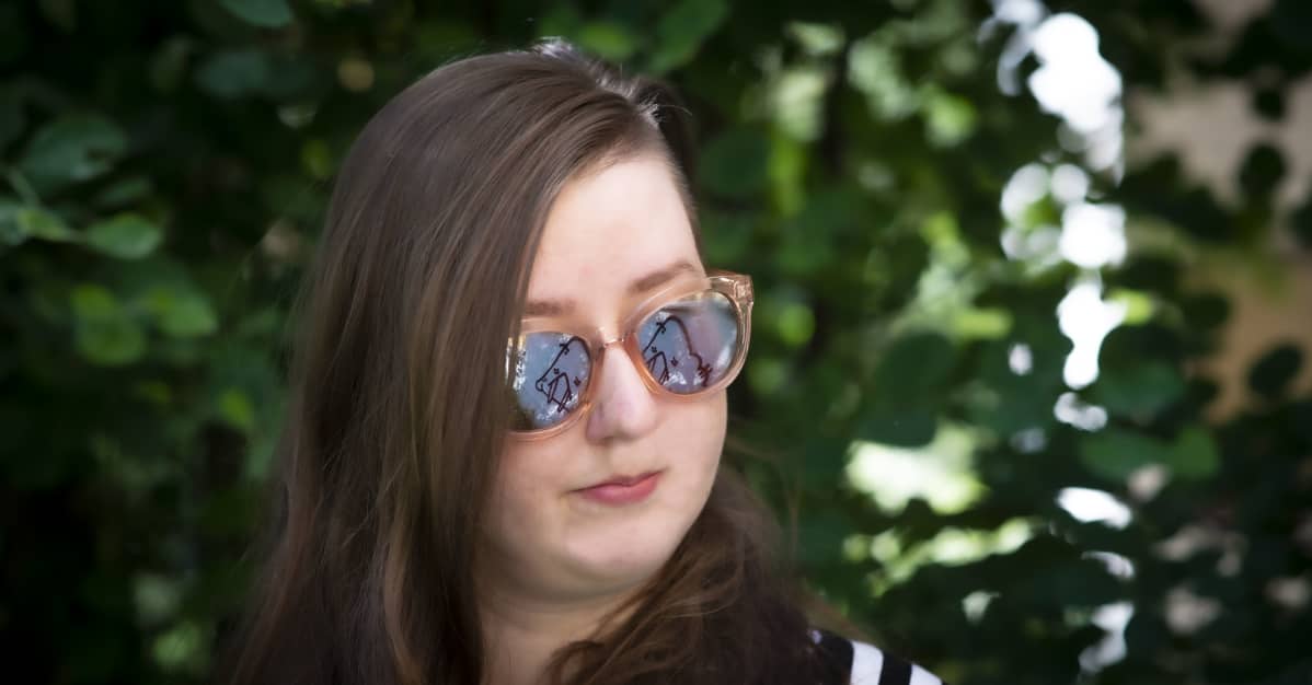 Heidi Säntti ja häen aurinkolaisesta peilautuu Mursugraffiitti