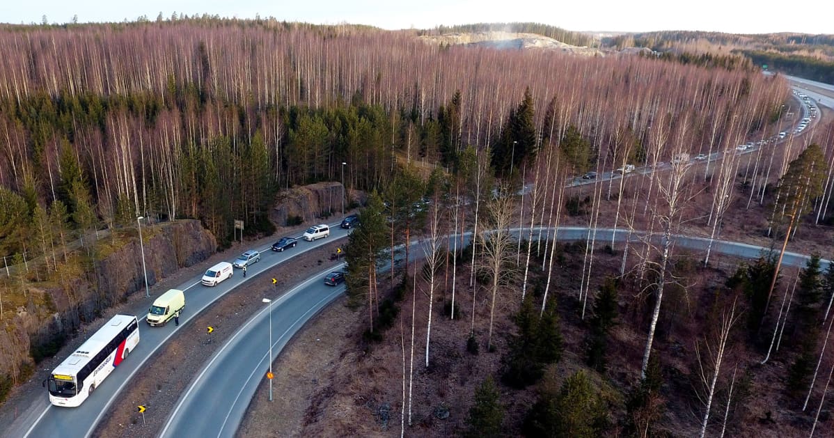 Liikenne jonoutui Valtatie 3:lla Hyvinkäällä maanantaiaamuna 30. maaliskuuta, kun poliisi tarkasti kulkulupia.