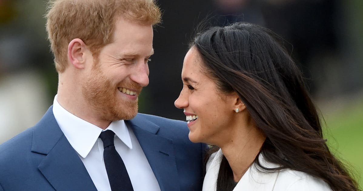 Prinssi Harry ja Meghan Markle katsovat hempeästi toisiaan.