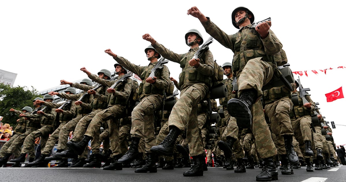 Turkin armeijan sotilaita paraatissa.
