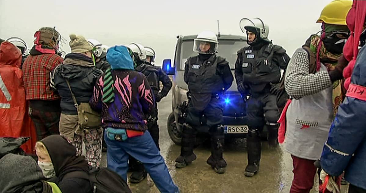 mielenosoittajia ja poliiseja