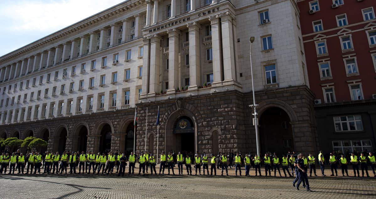 Poliisi vartioi ministerineuvoston rakennusta Bulgarian pääkaupungissa Sofiassa 11. heinäkuuta 2020.