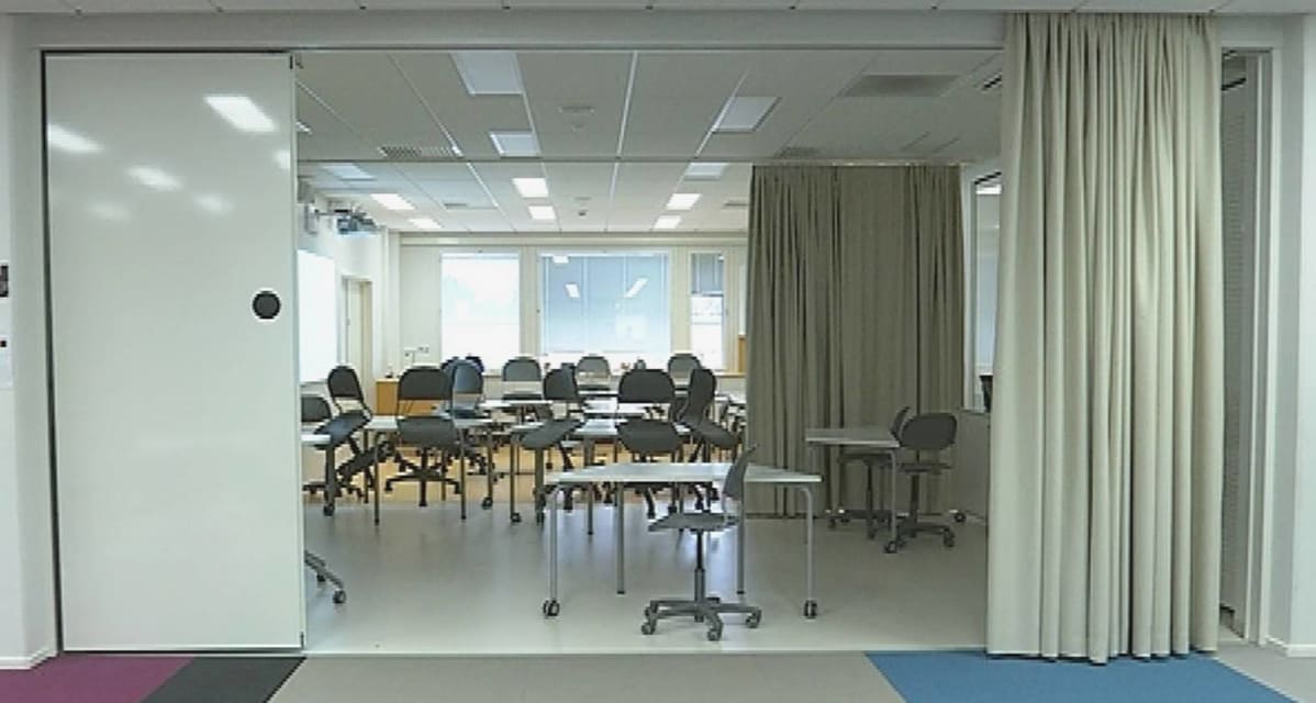 Oulun Talvikankaan koulun verhoilla rajoitettuja opetustiloja.