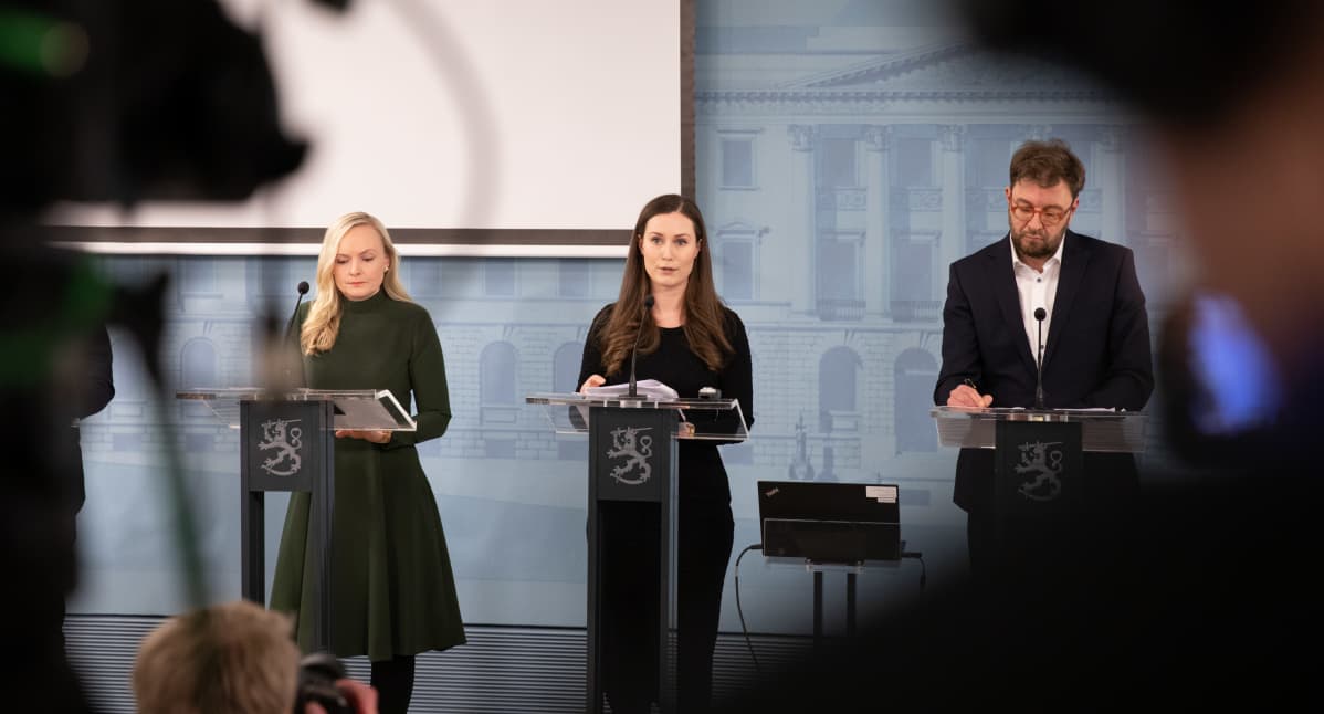 Hallituksen tiedotustilaisuus valmiuslain käyttöönotosta ja rajavalvonnasta 17. maaliskuuta 2020. Kuvassa Maria Ohisalo, Sanna Marin ja Timo Harakka.