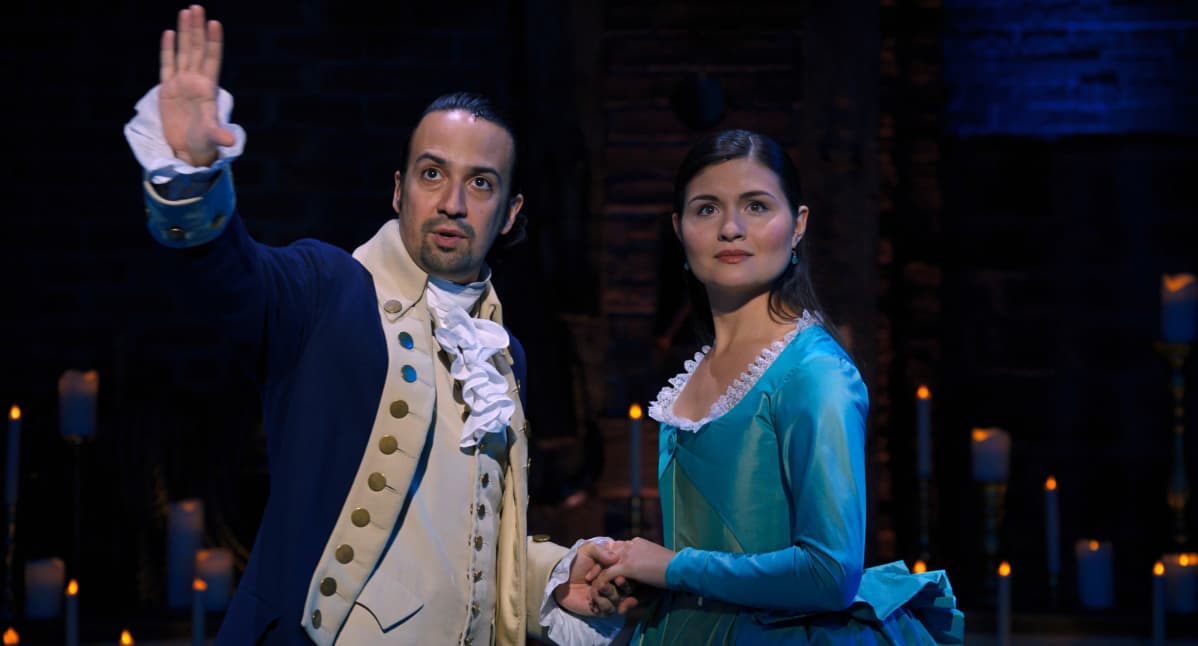 Lin-Manuel Mirandan esittämä Alexander Hamilton ja Phillipa Soon esittämä Eliza Hamilton Broadway-tuotanto Hamiltonin elokuvaversiossa.