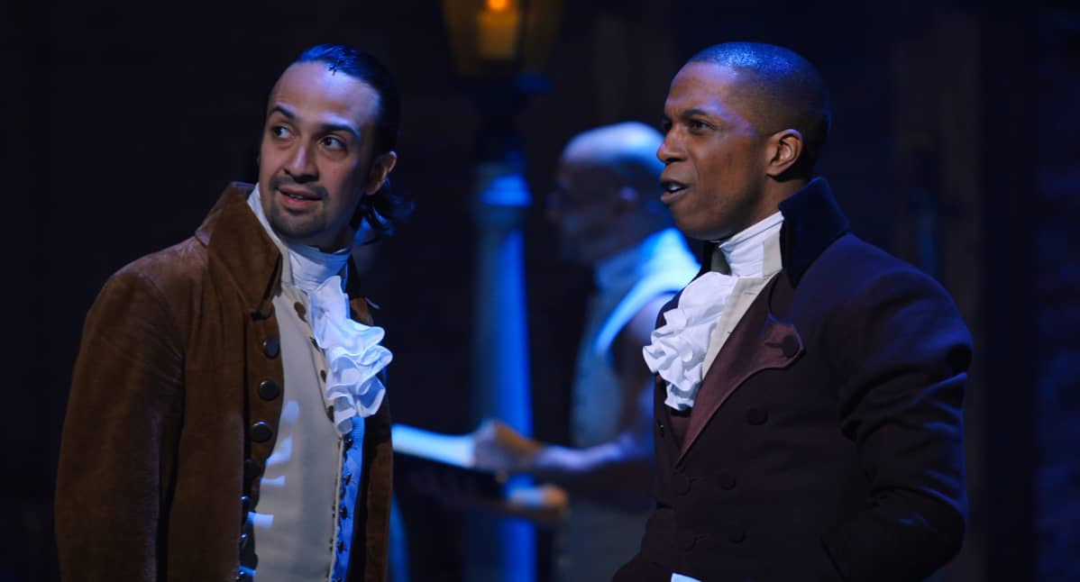 Lin-Manuel Mirandan esittämä Alexander Hamilton ja Leslie Odom, Jr:n esittämä Aaron Burr Broadway-tuotanto Hamiltonin elokuvaversiossa.