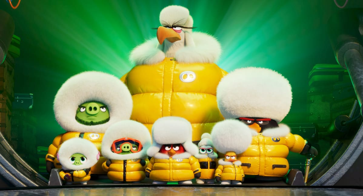 Angry Birds -elokuva 2 Talvivarusteissa. Takarivissä vasemmalta Leonard, Mahti Kotka ja Pommi. Eturivissä vasemmalta Oona, Kari, Red, Silver ja Sakke.
