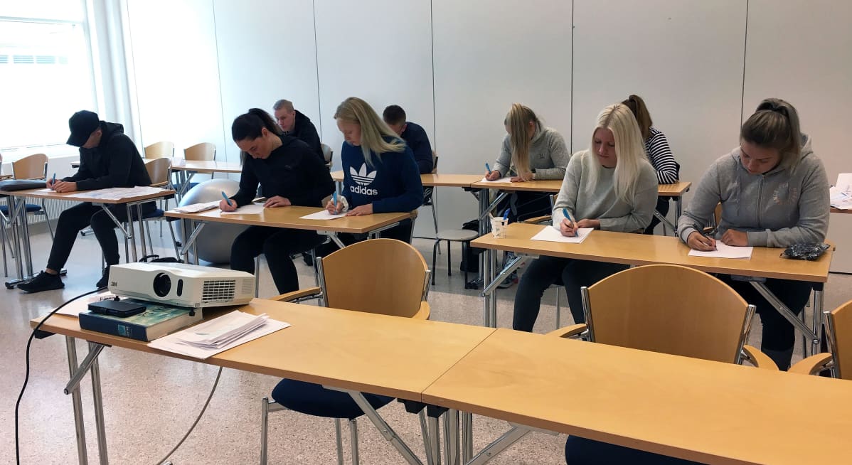 Etelä-Pohjanmaan opiston poliisilinjalla opiskelevien ensimmäinen tentti oli oikeustieteestä.