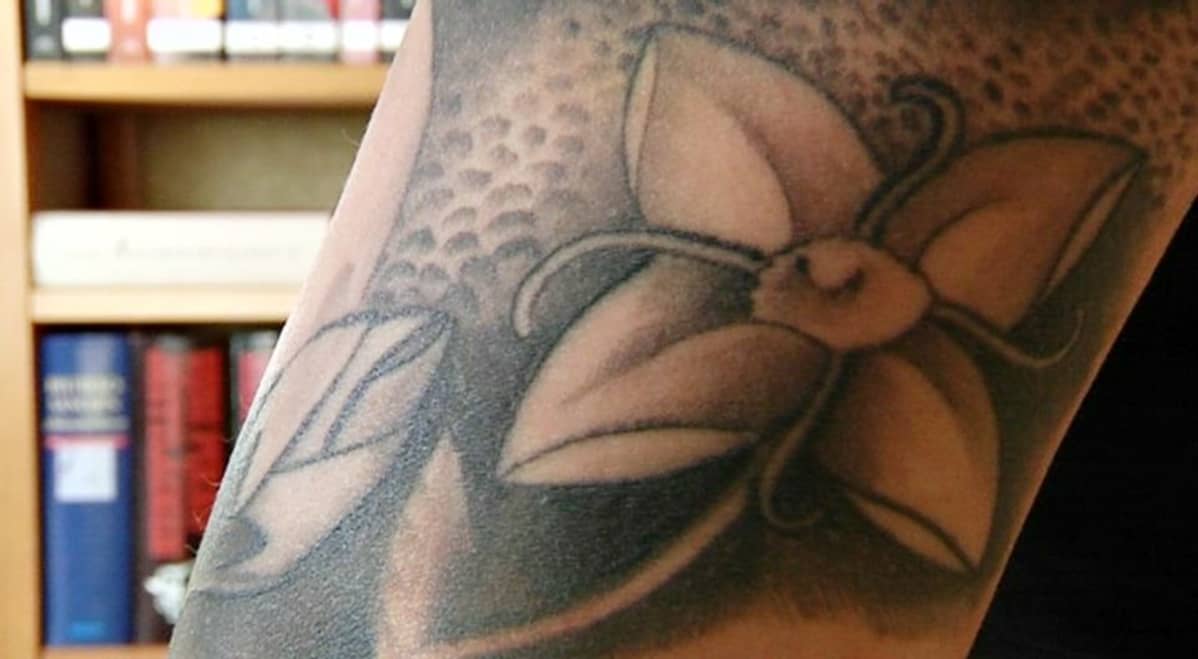 Yksityiskohta Suvi Leppäsen tatuoinnista.