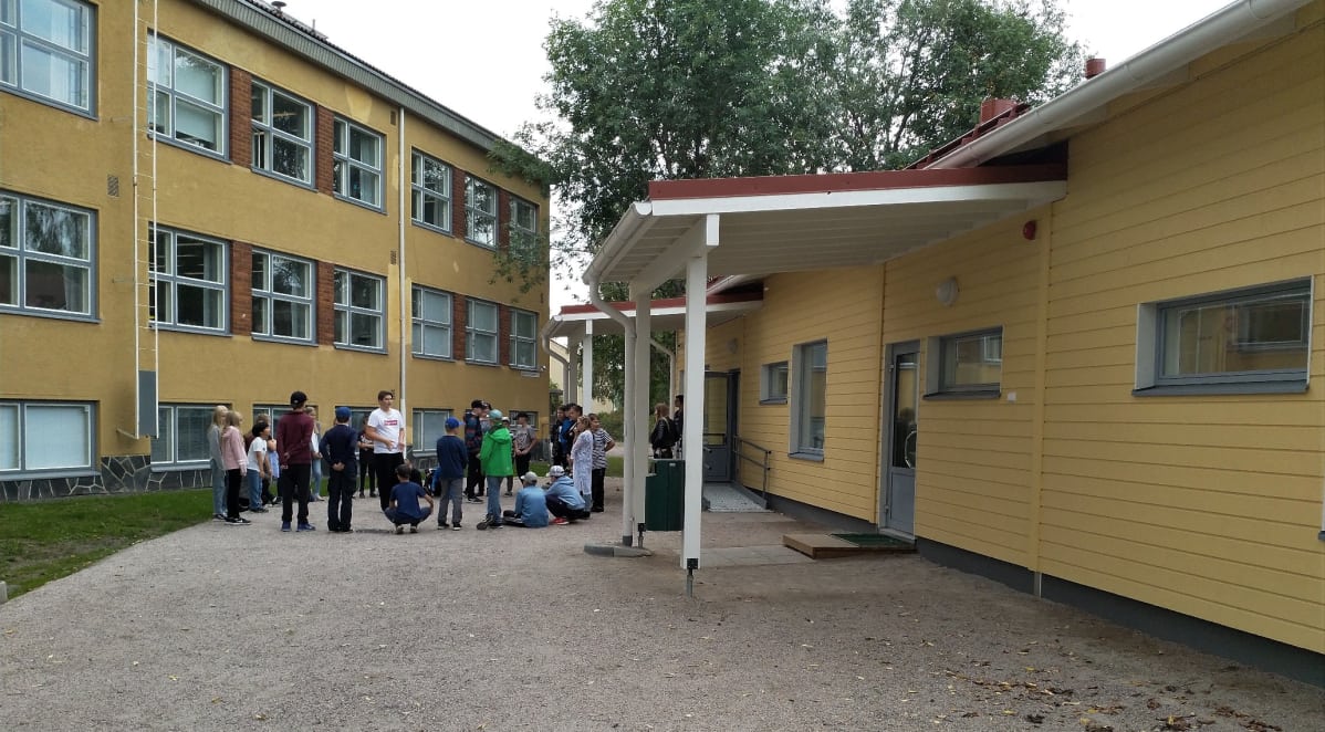 Järvenpääläisen Kinnarin koulun toimipiste Juholan koulun pihassa.
