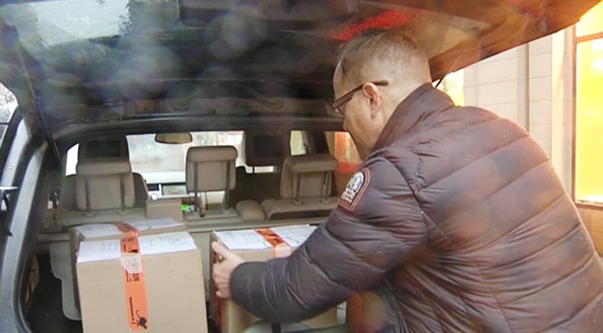 Pahvilaatikoita auton takakontissa.