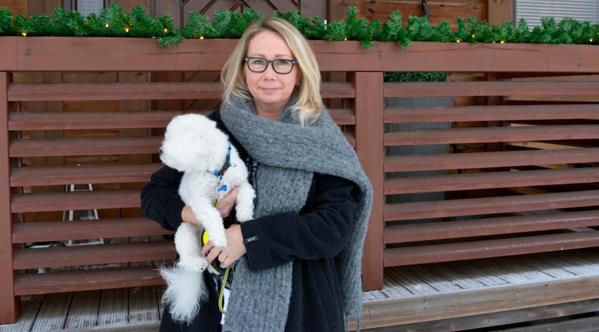 Marika Halttunen koiransa Hekan kanssa