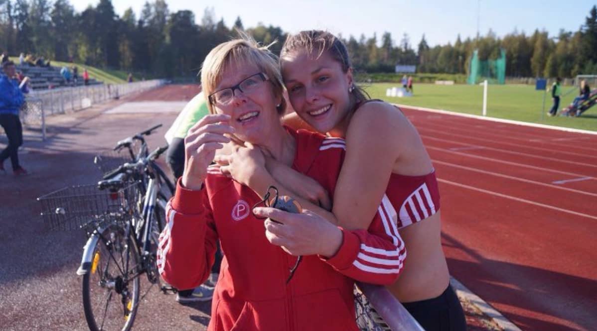 Maija Huntingtonilla (vas.) on ollut suuri rooli tyttärensä Maria Huntingtonin urheilumenestyksen taustalla.