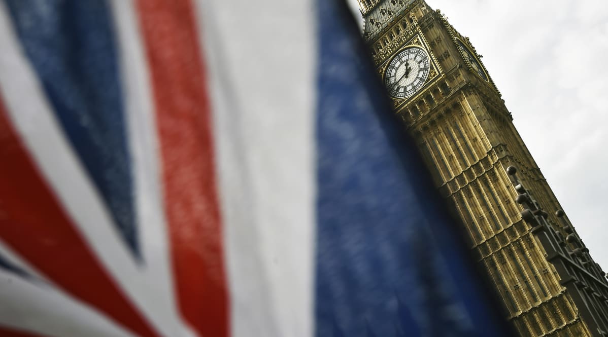 Britannian lippu liehuu parlamenttirakennuksen edustalla Lontoossa.