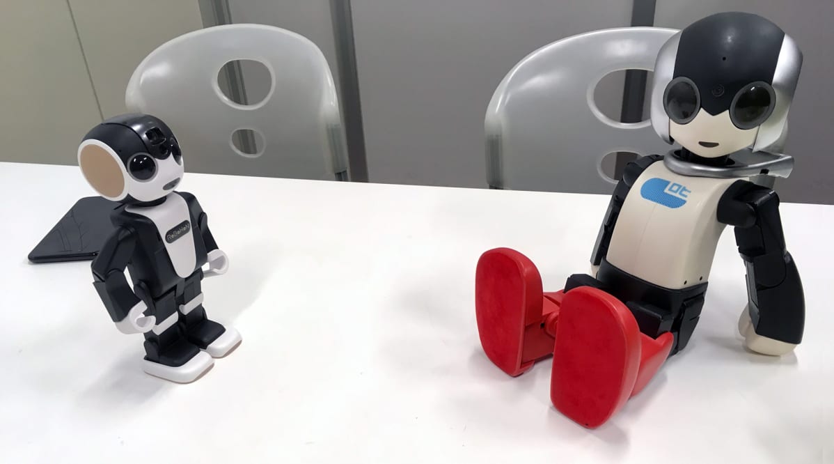 Takahashi ja minirobotit.
