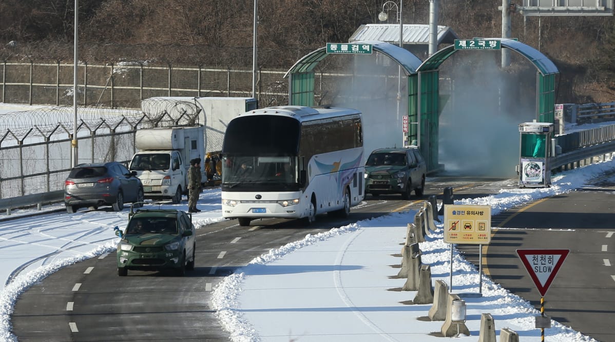 Pohjoiskorealaisurheilijat saapuivat Etelä-Koreaan tarkoin vartioidun rajan yli linja-autolla.